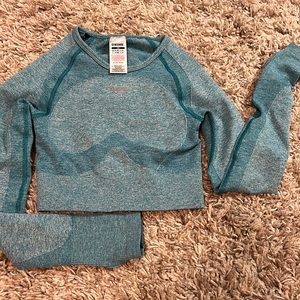 Gymshark cropped long sleeve shirt. Lightly worn.